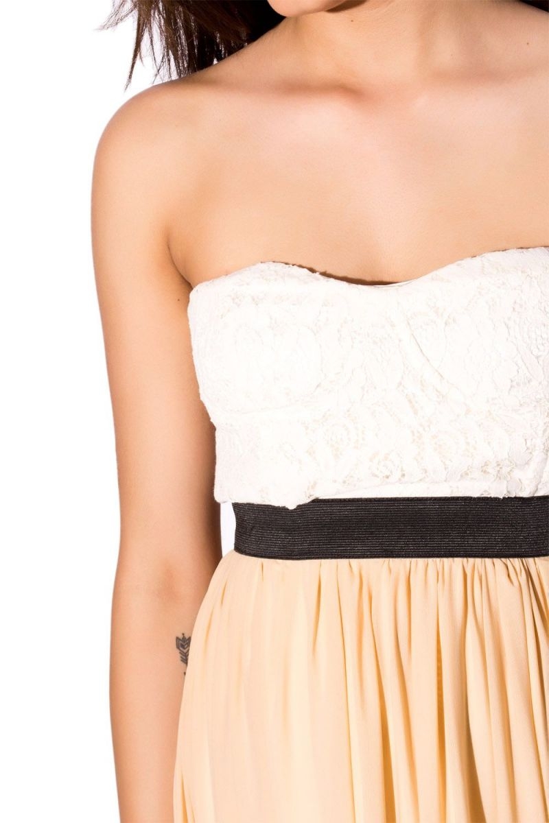 vestido corto skater con falda de vuelo color nude y corpiño blanco